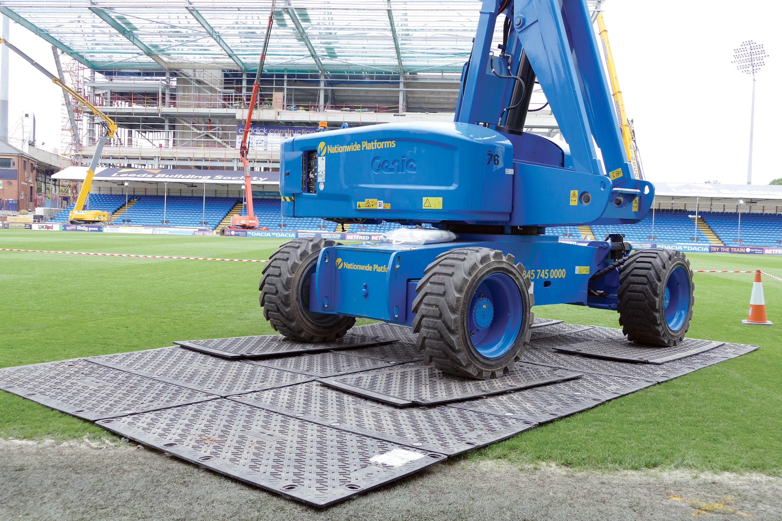 Crane using MaxiTrack ground mats