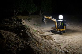 700 Watt Balloon Light being used for night time construction